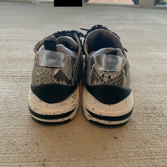 Tennis shoes - Picture 3 of 3